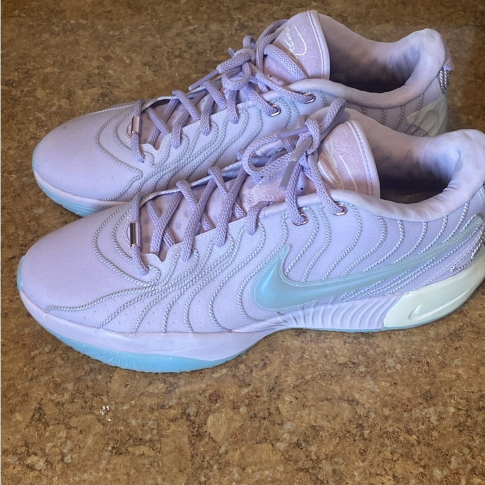 Nike LeBron Easter serenity Mens sneakers